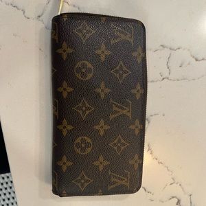 Louis Vuitton zippy wallet
